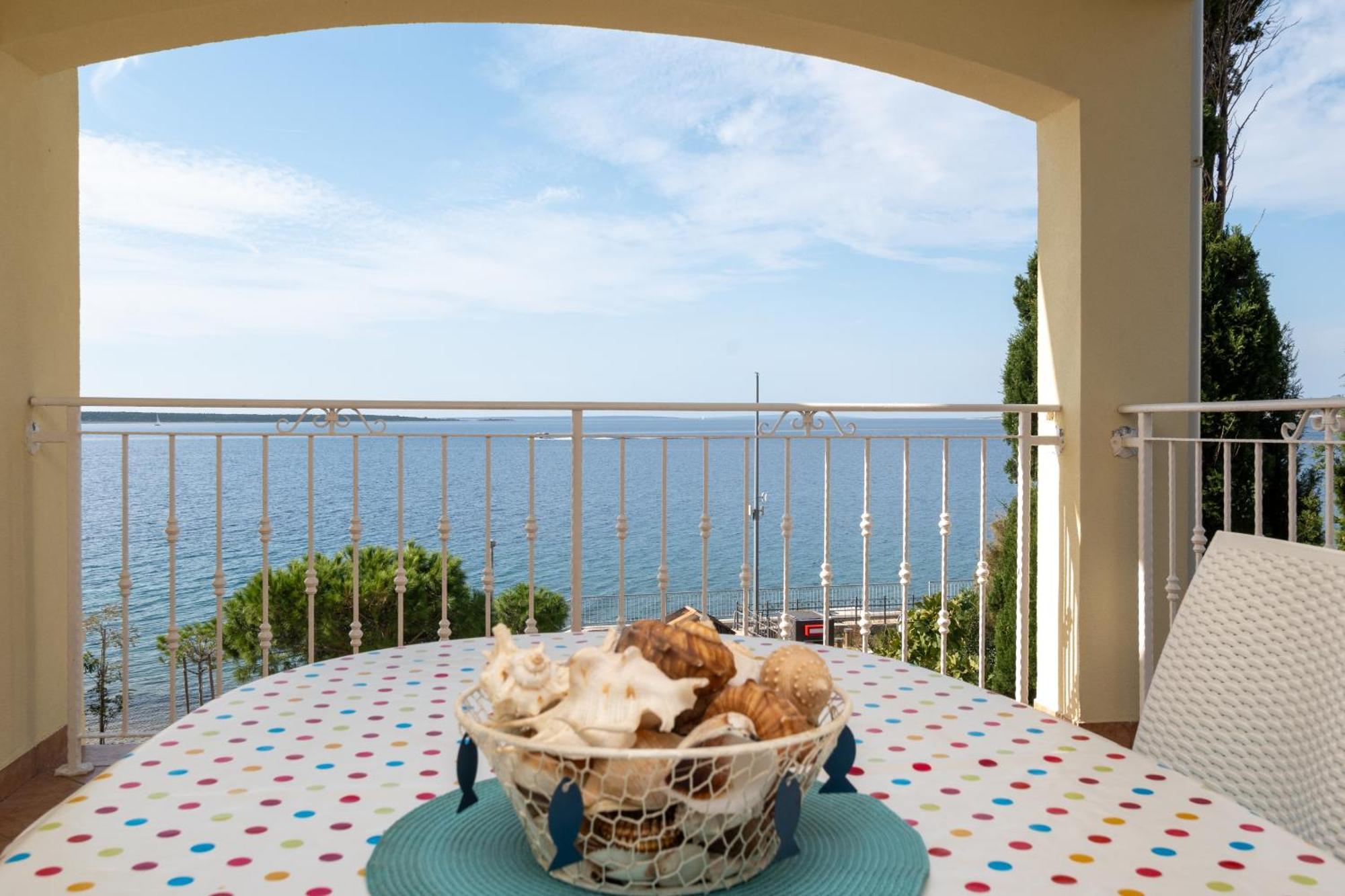 Apartments By The Sea Mandre, Pag - 4092 Kolan Exterior photo